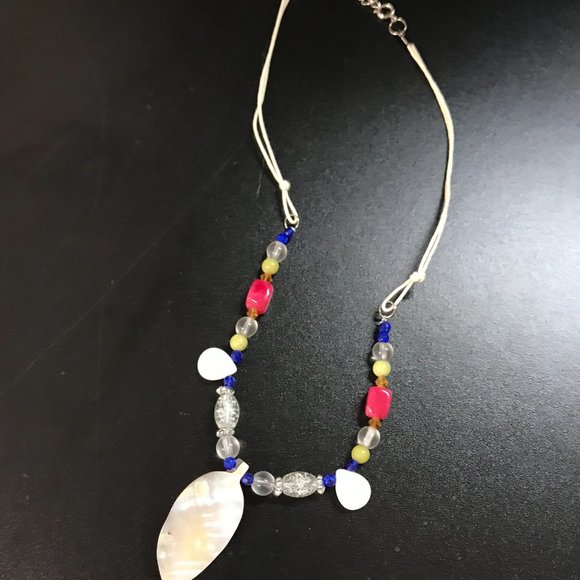 19" Mother of Pearl Leaf Necklace - Picture 4 of 4